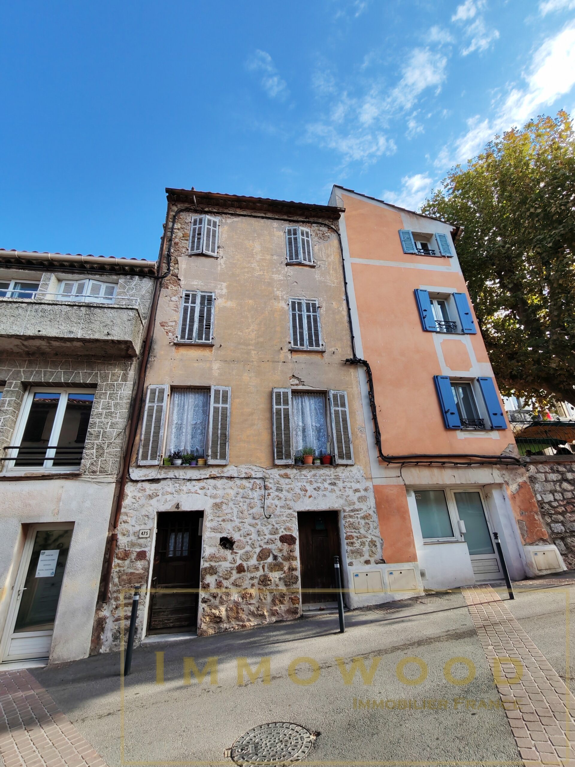 IMMOWOOD , EN EXCLUSIVITE , entre CANNES et SAINT TROPEZ , maison de village avec terrasse solarium sur le toit vue panoramique.