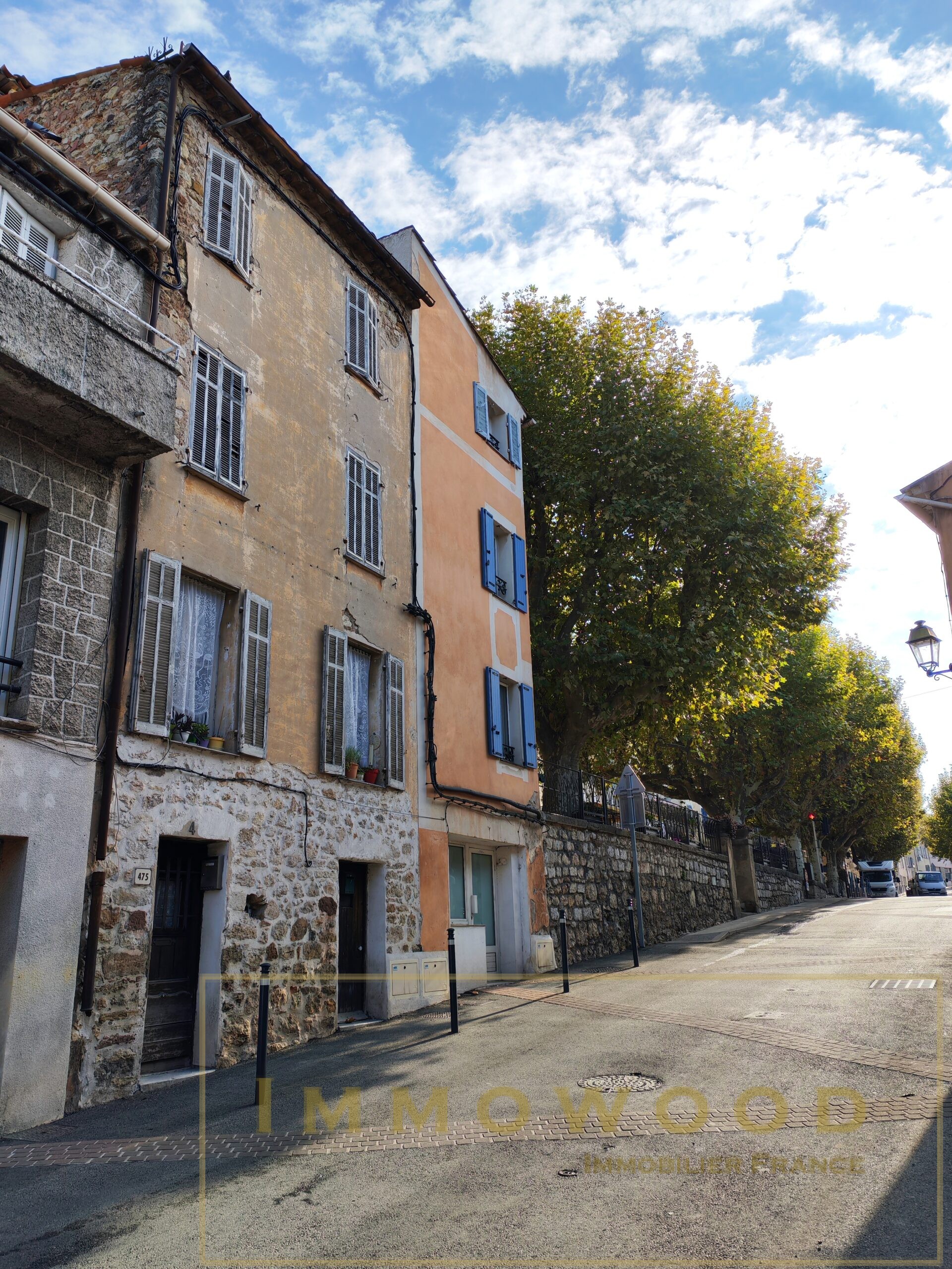 IMMOWOOD , EN EXCLUSIVITE , entre CANNES et SAINT TROPEZ , maison de village avec terrasse solarium sur le toit vue panoramique.